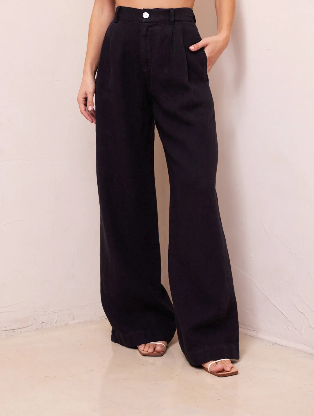 bella dahl luxe linen pleated wide leg trouser in black